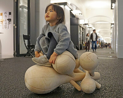 yuji tanabe architects' cloud-inspired wooden chair welcomes playful exploration
