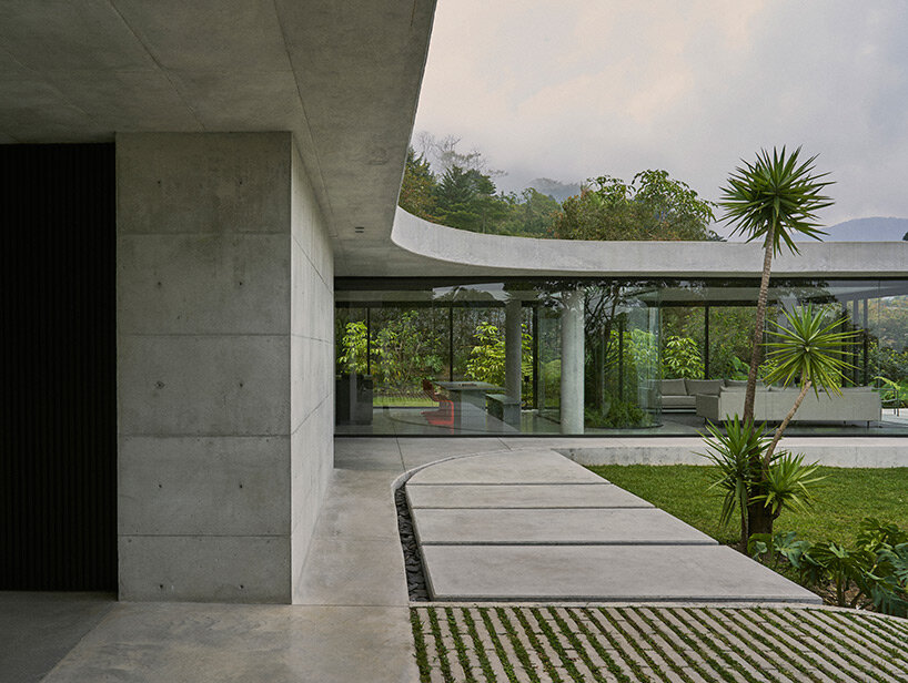 5 sólidos crea Casa Flecto en Colombia como una escultura transitable de hormigón, vidrio y luz