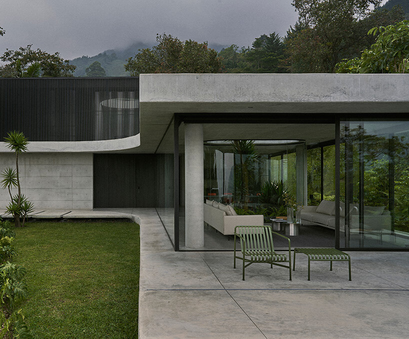 5 sólidos forms casa flectō in colombia as walk-in sculpture of concrete, glass and light