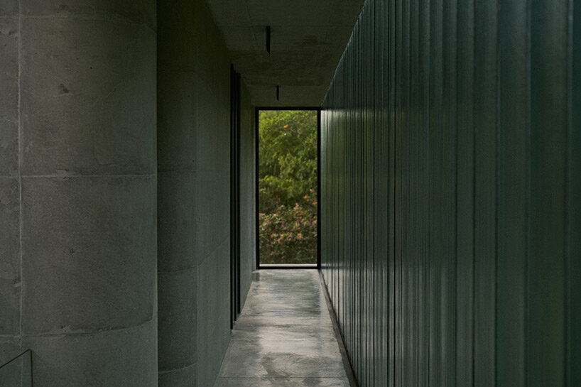 5 sólidos forms casa flectō in colombia as walk-in sculpture of concrete, glass and light
