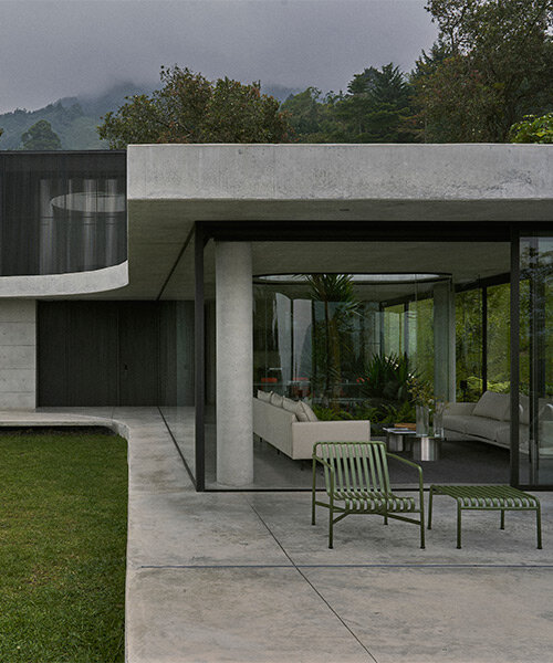 5 sólidos forms casa flectō in colombia as walk-in sculpture of concrete, glass and light