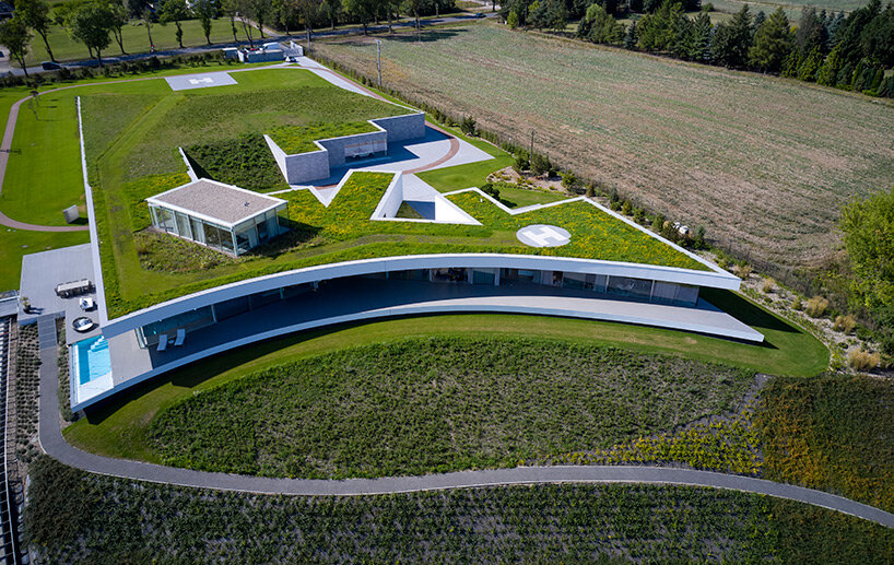 mobius architekci esculpe una residencia similar a una duna en una exuberante ladera en polonia