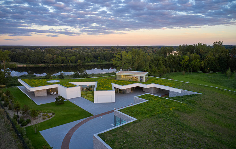 mobius architekci esculpe una residencia similar a una duna en una exuberante ladera en polonia