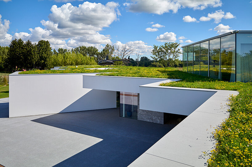 mobius architekci esculpe una residencia similar a una duna en una exuberante ladera en polonia