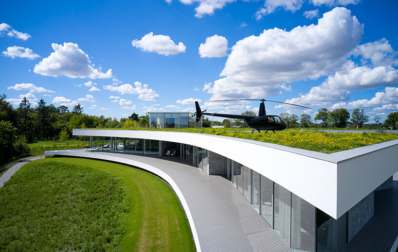 mobius architekci esculpe una residencia similar a una duna en una exuberante ladera en polonia