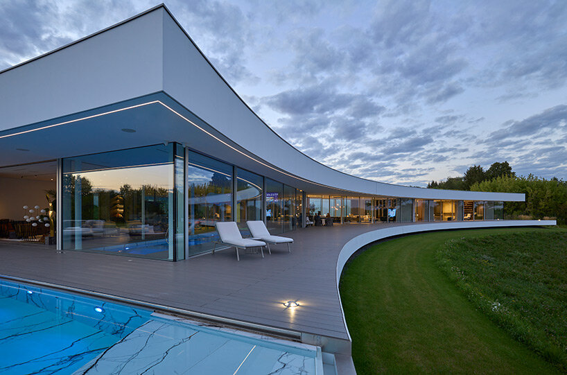 mobius architekci carves dune-shaped residence into lush hillside site in poland