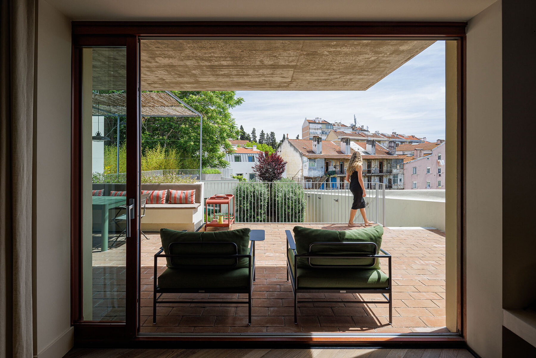 fragmentos-prazeres-house-portugal-ivo-tavares-designboom-08a