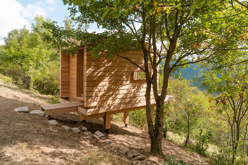 drawing from japanese teahouses + scandinavian huts, llabb builds 'hermitage' cabin in italy