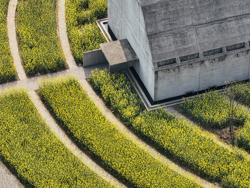 Perchée dans un carré de cercles concentriques, la grange en béton chinoise relie les visiteurs à la nature
