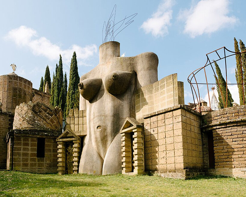 Tessa Chung cattura l'architettura surreale e teatrale della Scarzuola in Umbria, Italia