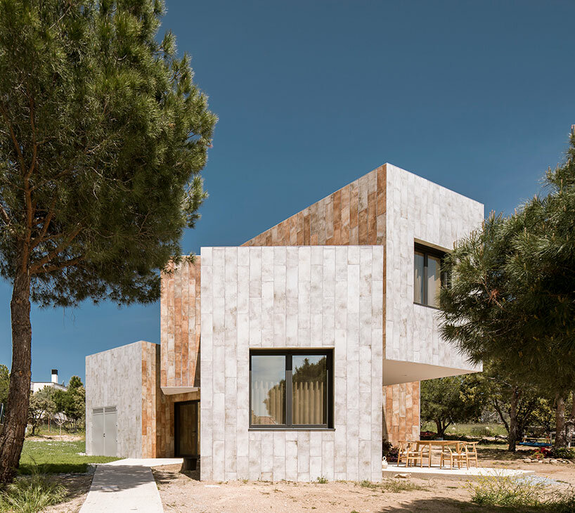 'the house of a thousand faces' by OOIIO Architecture frames scenic views of mountainous Spain
