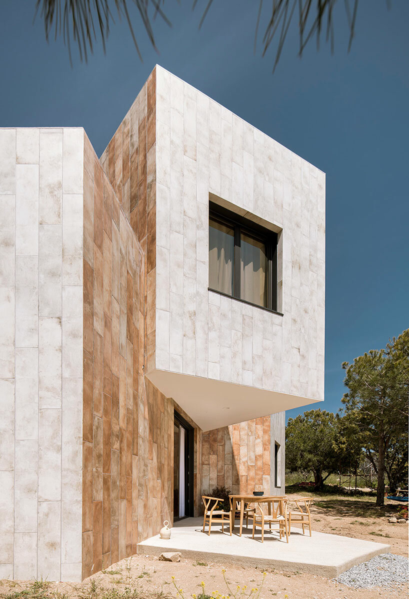 'the house of a thousand faces' by OOIIO architecture frames scenic views of mountainous spain