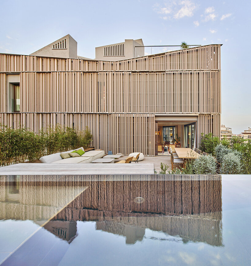 OHLAB faces a new residential complex in palma with sliding wooden panels