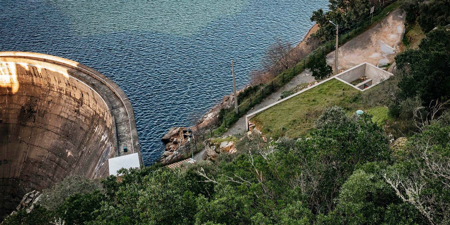 pedro-geraldes-concrete-control-center-portuguese-dam-designboom-10