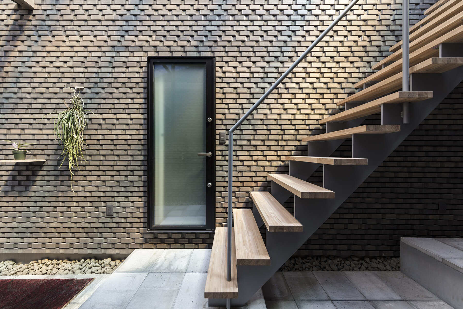 sato-perches-semi-open-house-transparent-roof-narrow-alley-sendai-japan-designboom-full-2