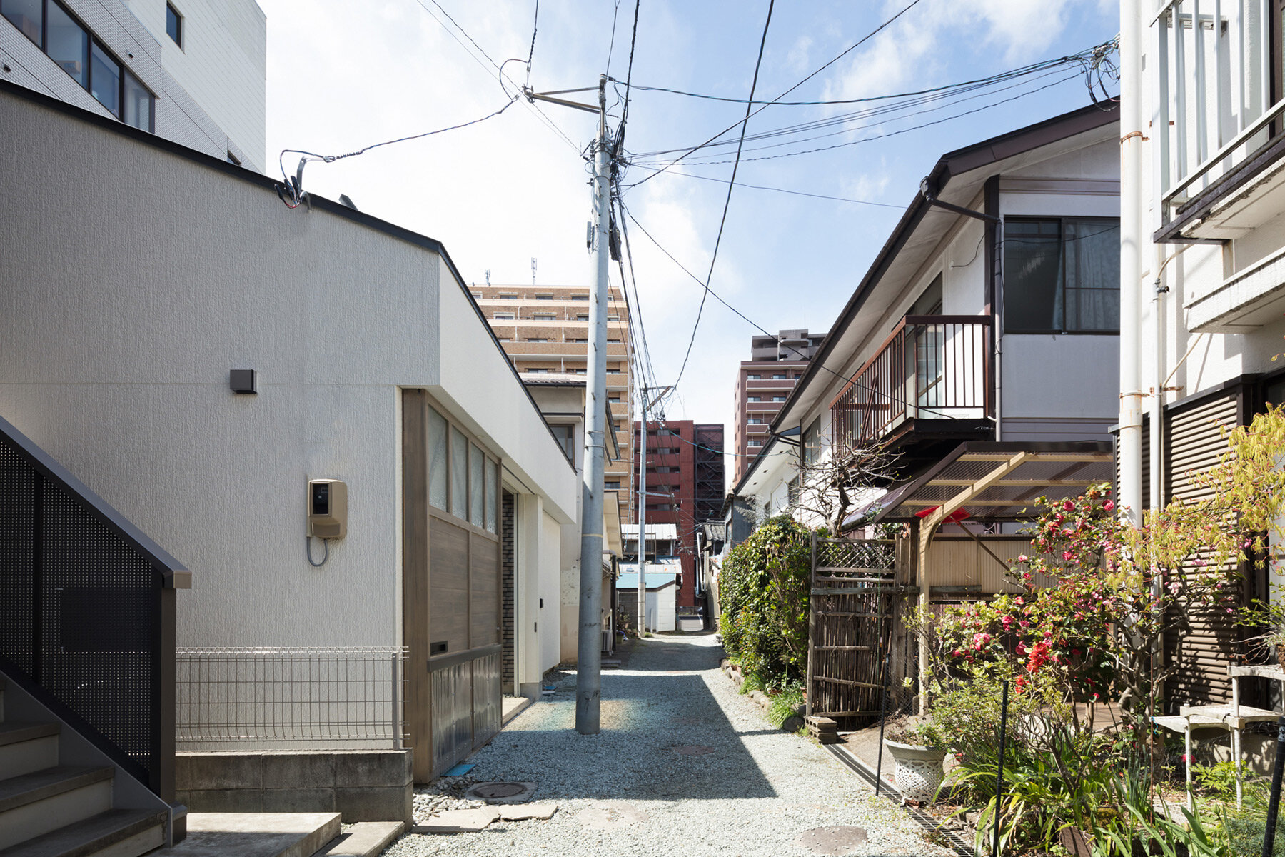sato-perches-semi-open-house-transparent-roof-narrow-alley-sendai-japan-designboom-full