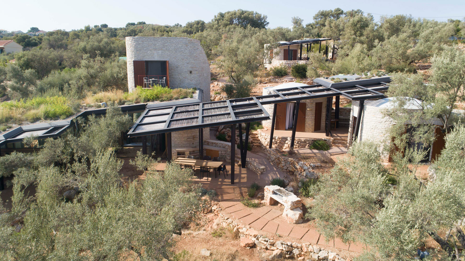 scattered-stone-curved-volumes-greek-countryside-hiboux-architecture-designboom-180005