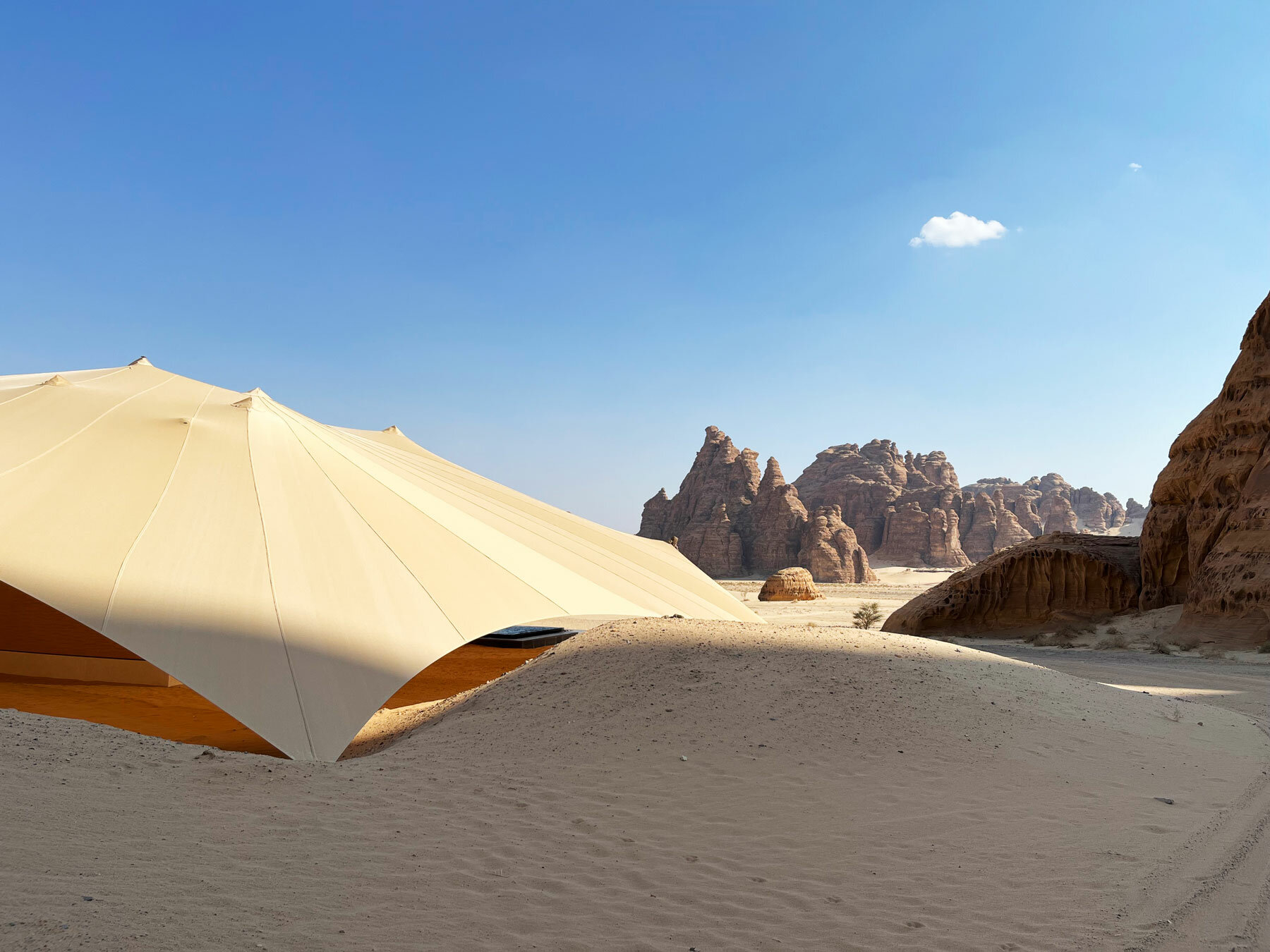 tented-villas-retreat-saudi-arabia-desert-designboom-1800