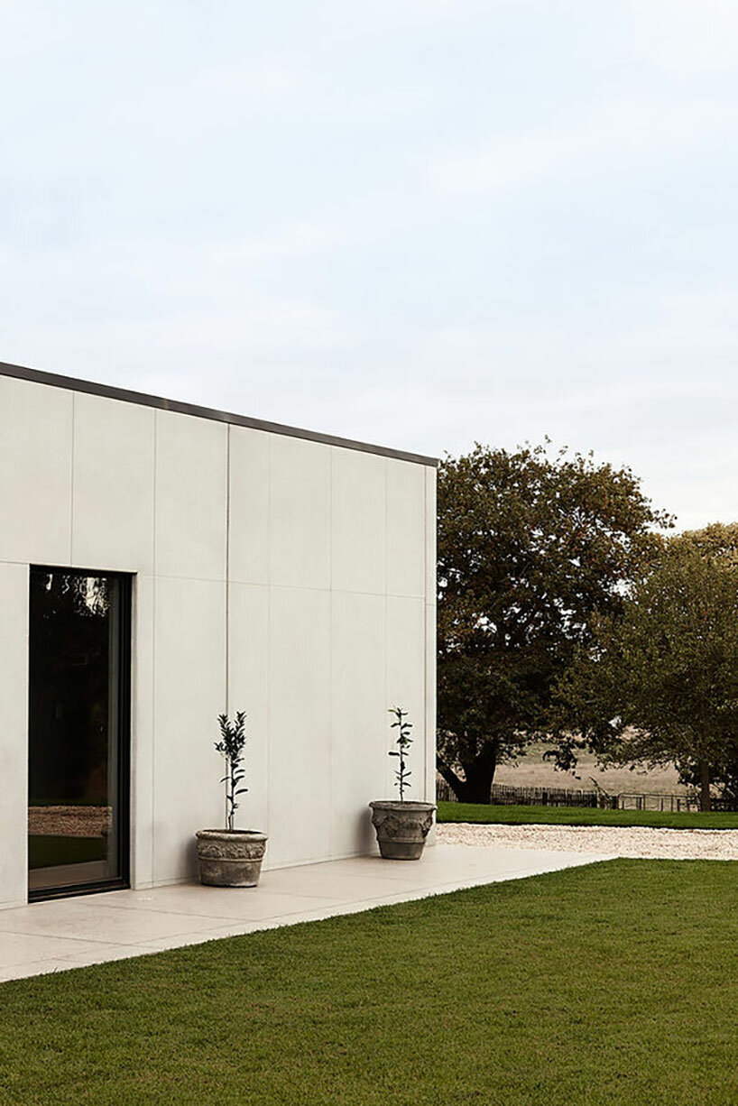 pipkorn kilpatrick ties minimalistic framhouse to rural victoria with glazed walkways