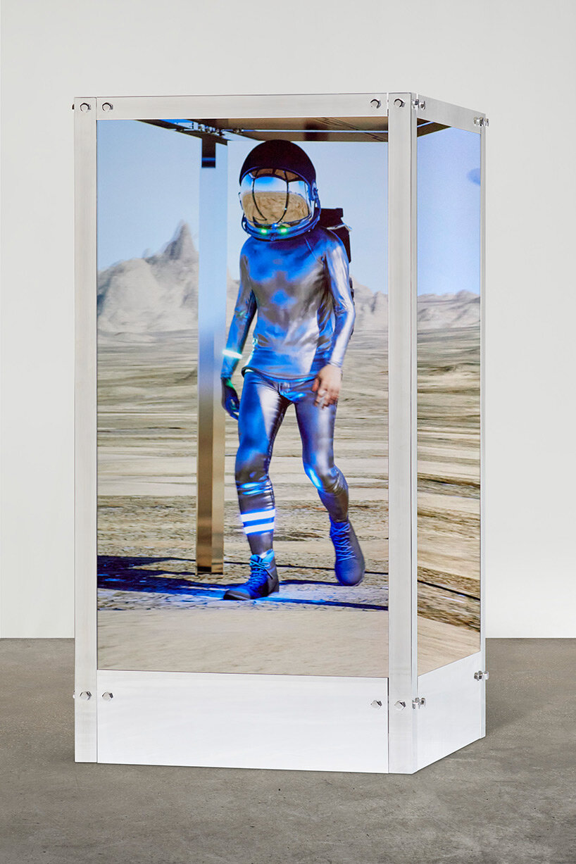 Kinetyczna rzeźba Beeple'a w muzeum M + przedstawia astronautę podczas niekończącej się podróży po metaverse