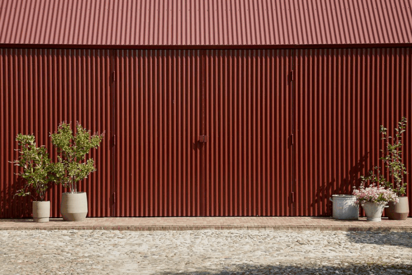de nieuwe context's outdoor living space in the netherlands is a modern nod to rural sheds