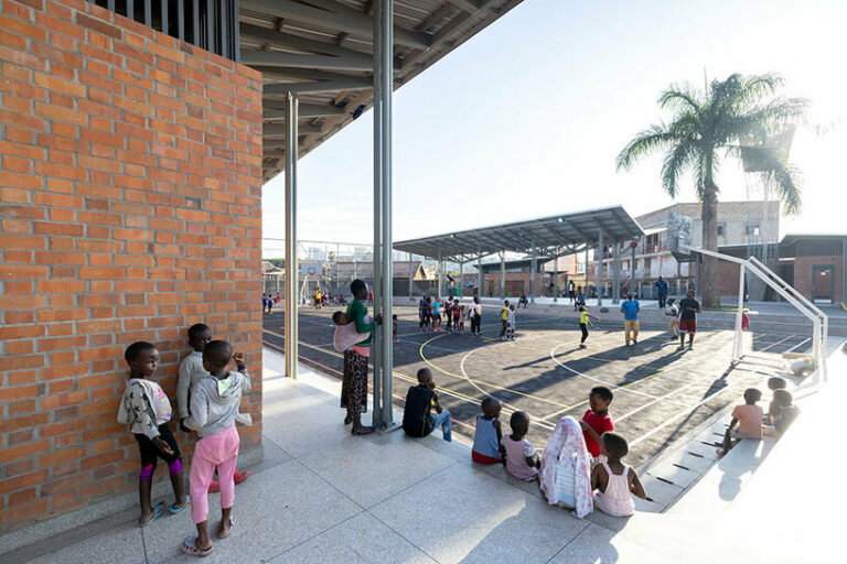kéré architecture builds kamwokya community center in kampala