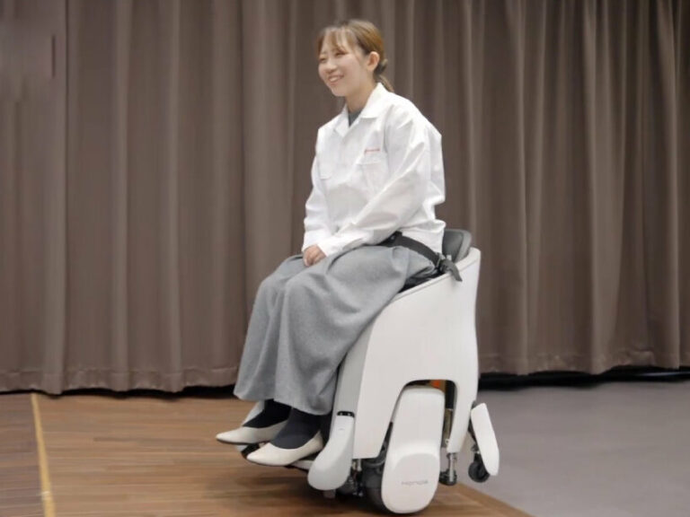 honda's handsfree wheelchair 'UNIONE' moves like a hoverboard