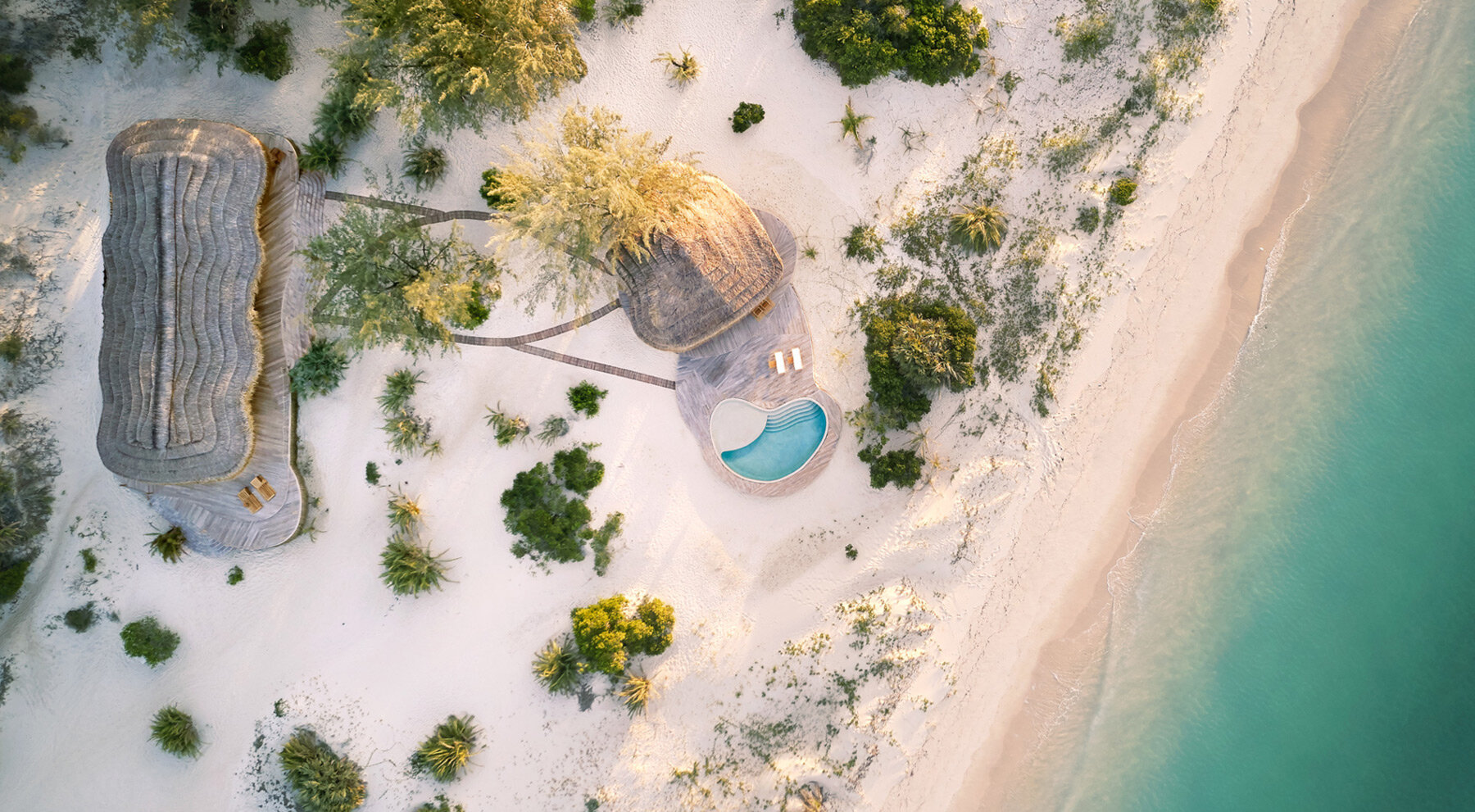 mozambique-sand-dunes-3d-printed-bungalows-thatched-roofs-kisawa-resort-designboom-full-01