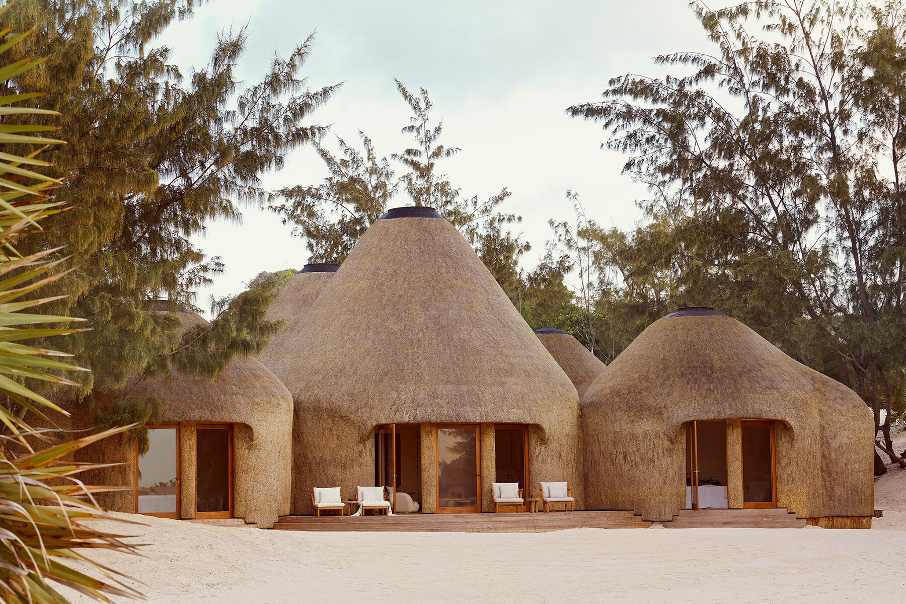 mozambique-sand-dunes-3d-printed-bungalows-thatched-roofs-kisawa-resort-designboom-full-03
