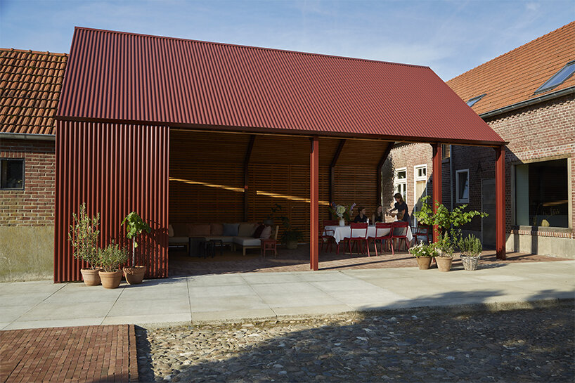 de nieuwe context's outdoor living space in the netherlands is a modern nod to rural sheds