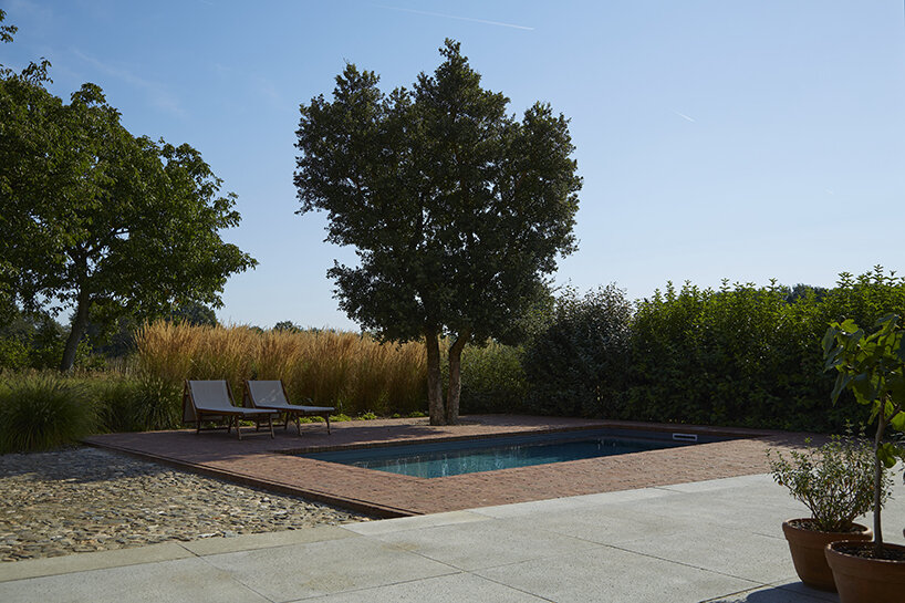 de nieuwe context's outdoor living space in the netherlands is a modern nod to rural sheds