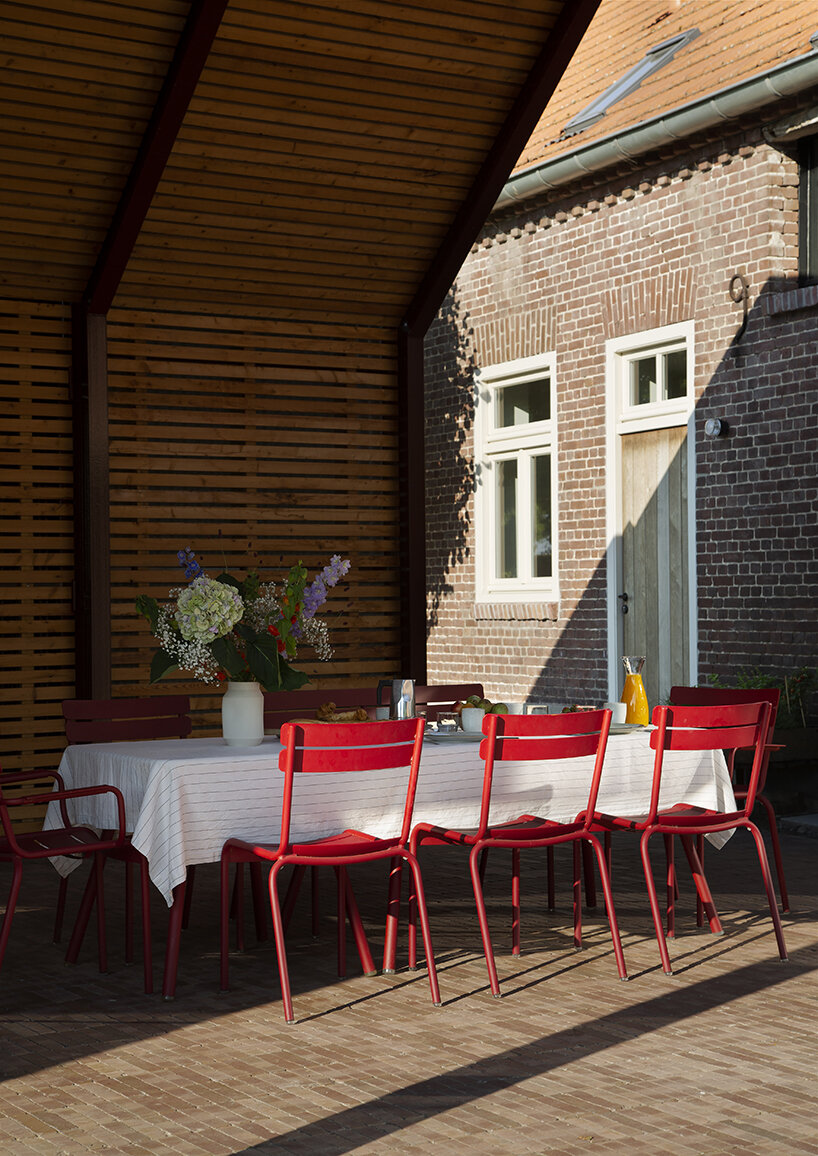 de nieuwe context's outdoor living space in the netherlands is a modern nod to rural sheds