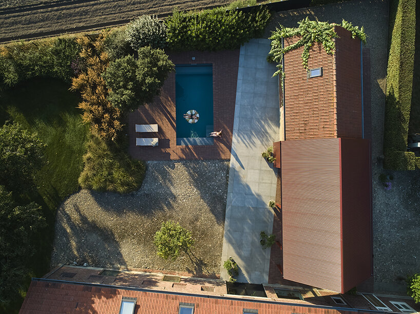 de nieuwe context's outdoor living space in the netherlands is a modern nod to rural sheds