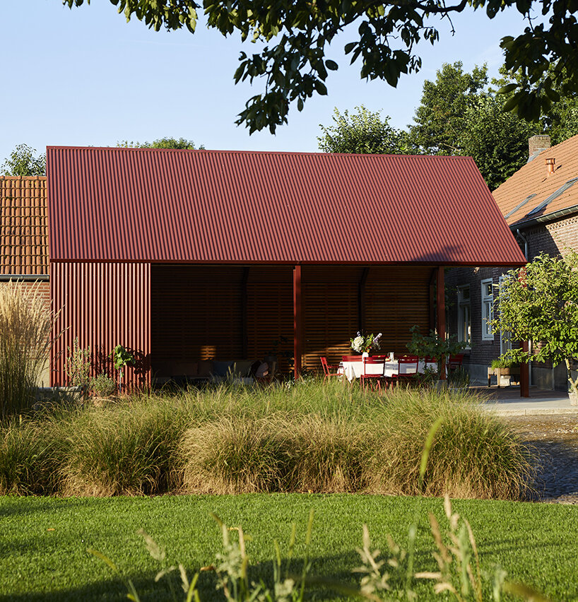 de nieuwe context's outdoor living space in the netherlands is a modern nod to rural sheds