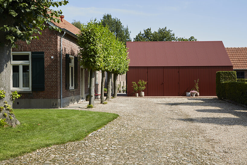 de nieuwe context's outdoor living space in the netherlands is a modern nod to rural sheds