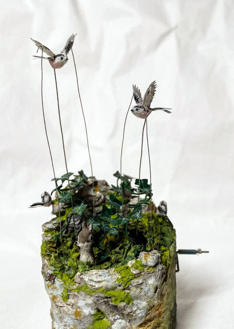 Des animaux volants à la main sur des sculptures miniatures de Benny Thompson