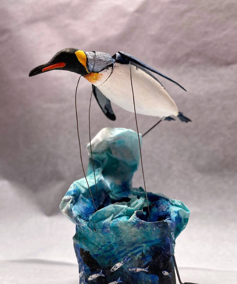 Des animaux volants à la main sur des sculptures miniatures de Benny Thompson