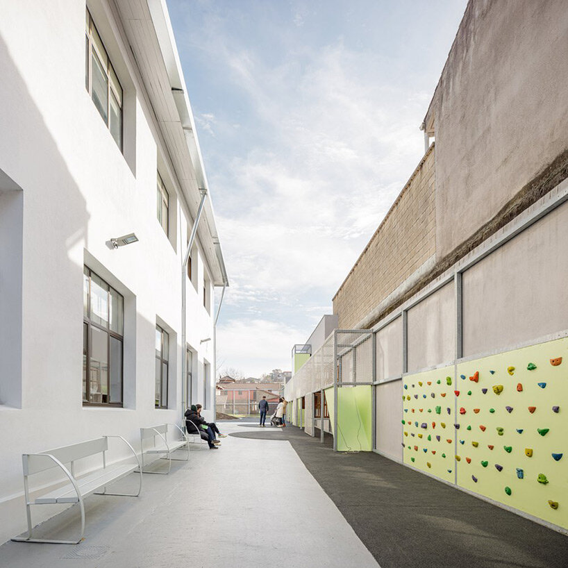 Los cubos de actividad geométricos dan la bienvenida a los jóvenes estudiantes al renovado patio de recreo de una escuela en México
