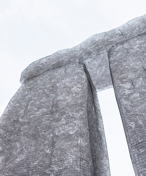 milan’s newest monument remodels stonehenge with 16,000 recycled plastic bottles