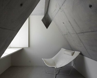 atelier ATA + vítor fernandes fit a minimalistic dwelling along historic block in porto