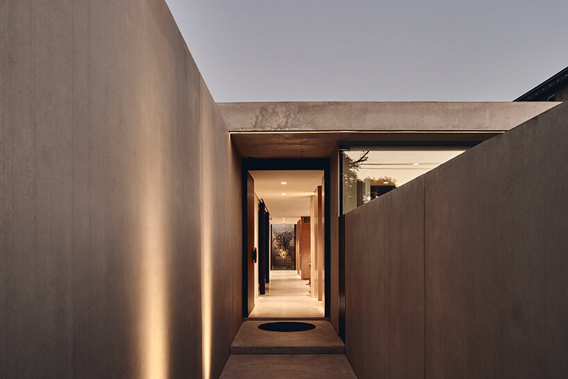 FGR architects' 'courtyard house' evokes a minimalistic labyrinth