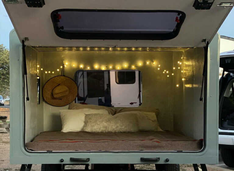 mini sleeping trailer 'hitch hotel' expands up to 7 feet in under 1 minute