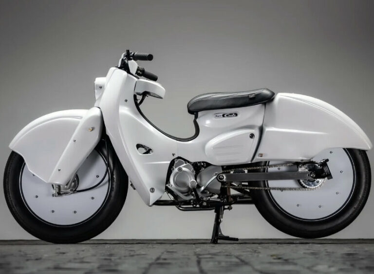 K-SPEED's custom honda cub 'COMBAT' revs with large hooded tires and ...