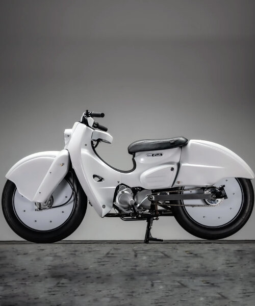 K-SPEED's custom honda cub 'COMBAT' revs with large hooded tires and rotating exhaust
