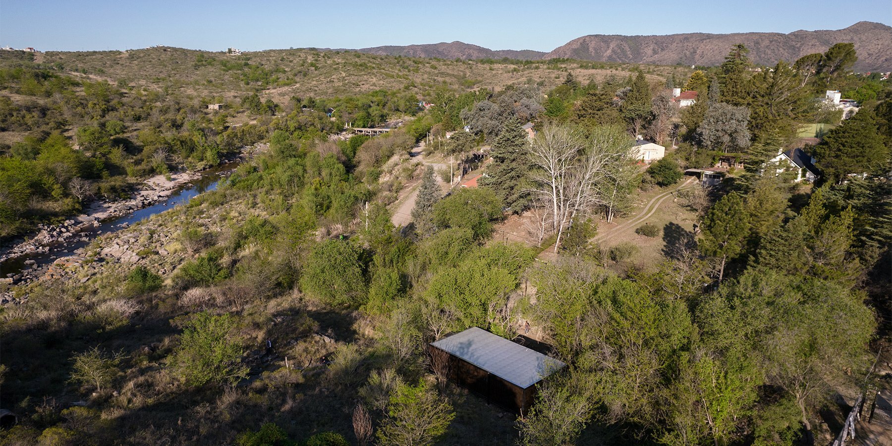 little-house-on-the-river-designboom-1800-2