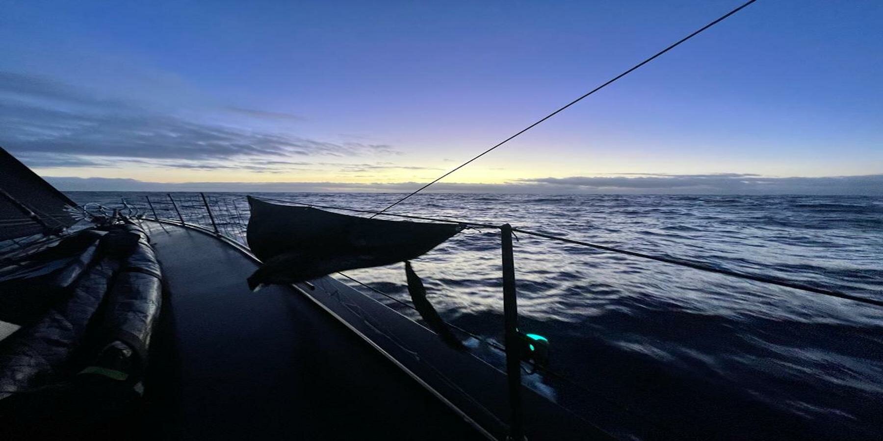 ocean-racer-and-artists-collaboration-designboom-1800-2