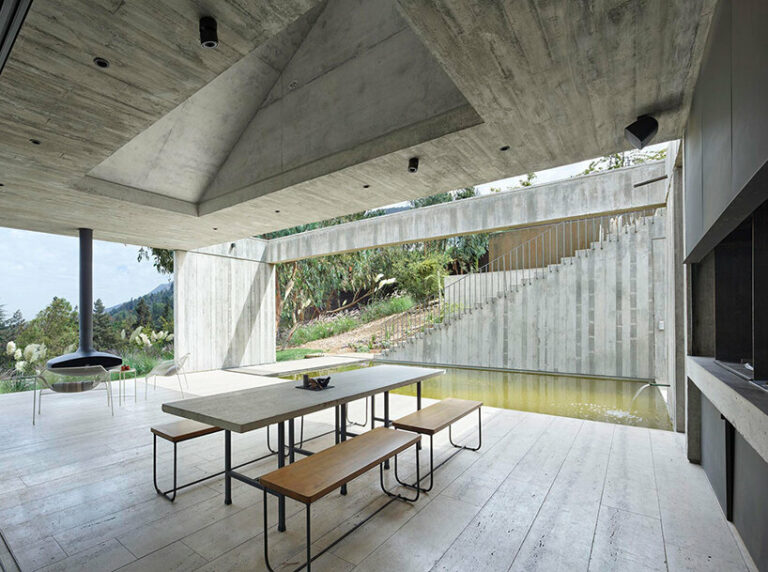 'patio house' in chile meshes exposed concrete with travertine