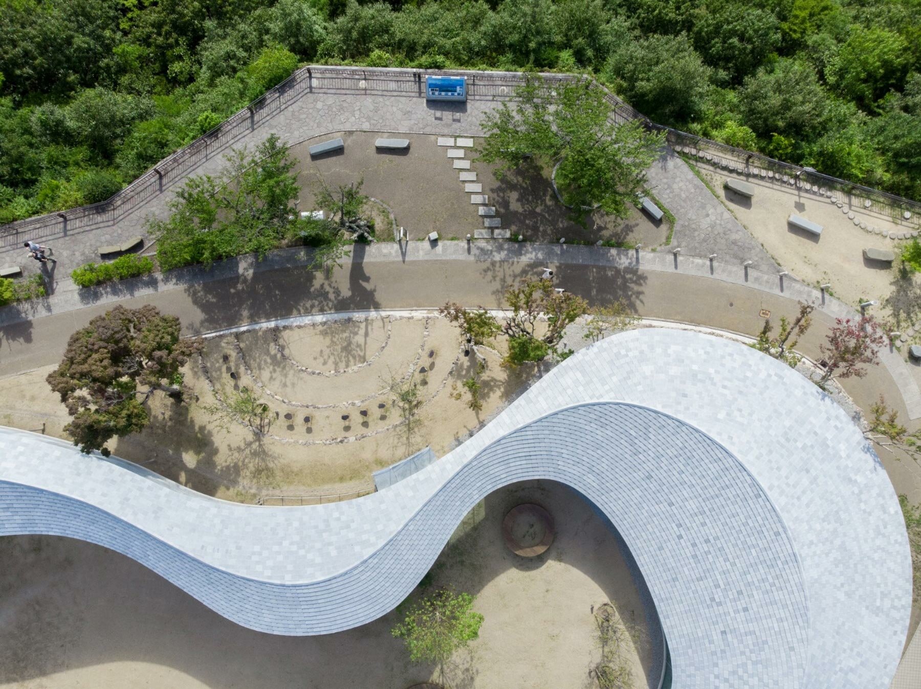 takashi-sou-meandering-walkway-seto-inland-sea-designboom-21800