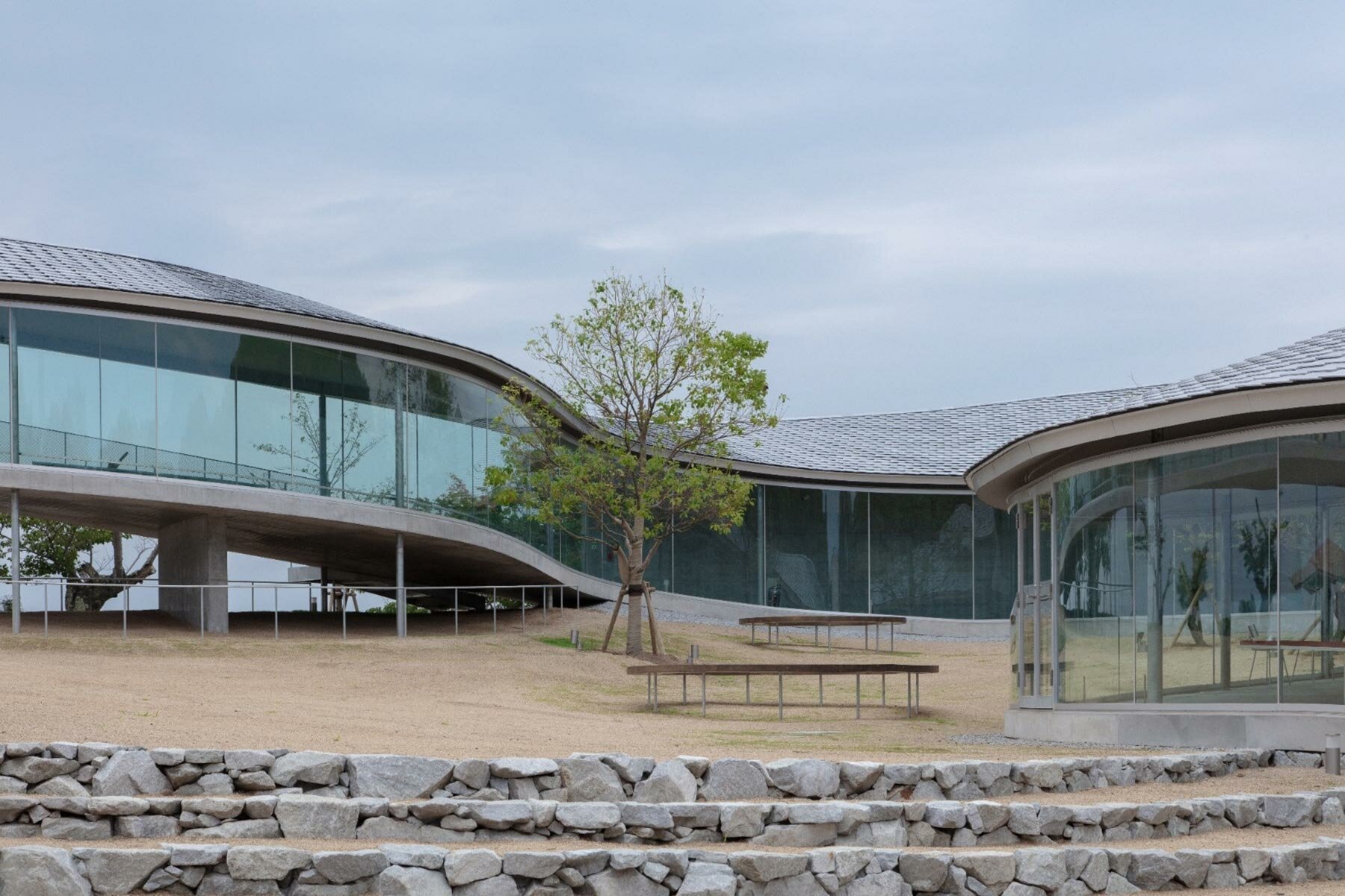 takashi-sou-meandering-walkway-seto-inland-sea-designboom-51800