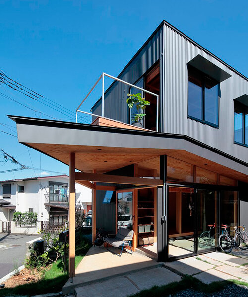 ‘terraced house’ in yokohama adjusts to each season to maximize living comfort
